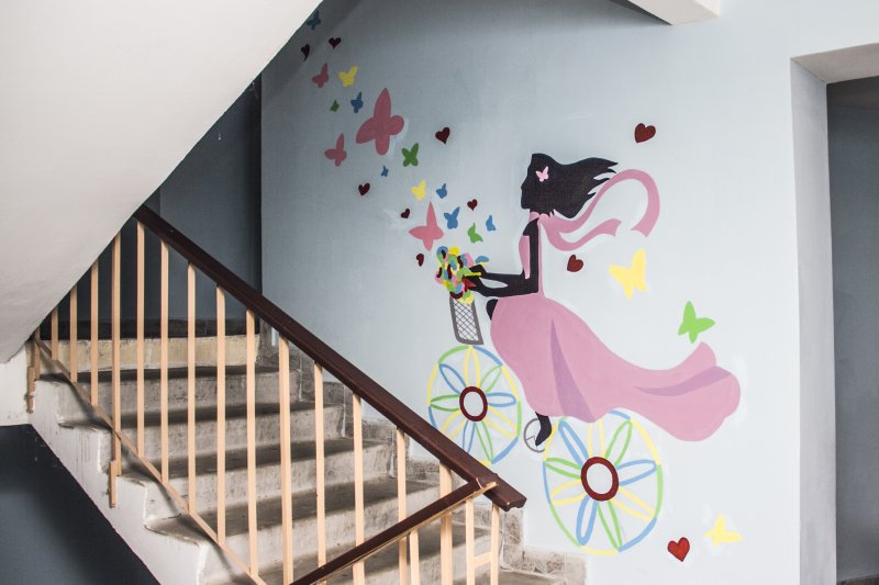 Украшение лестницы в детском саду