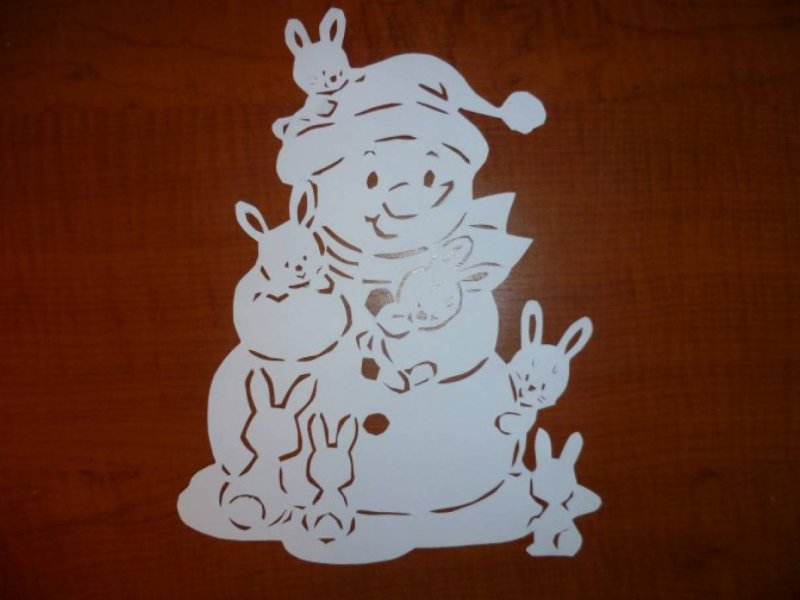 Вырезания вытынанок в детском саду к новому году Снеговик