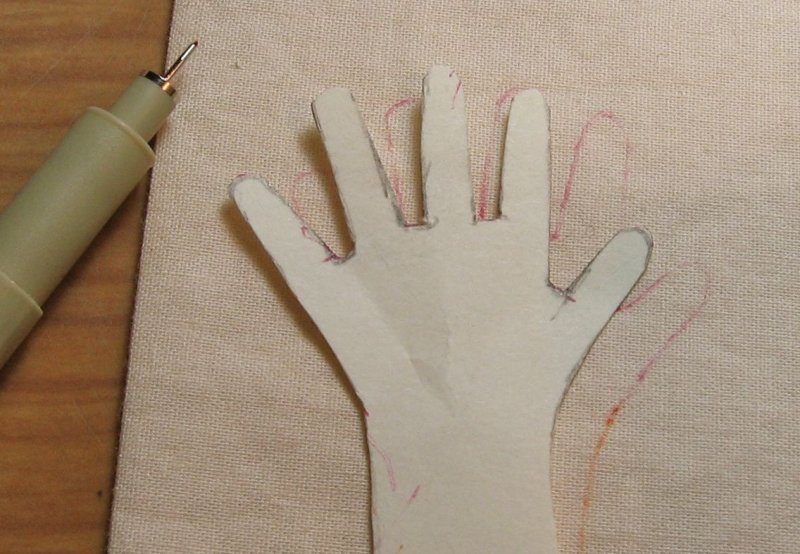 Пальцы текстильной куклы