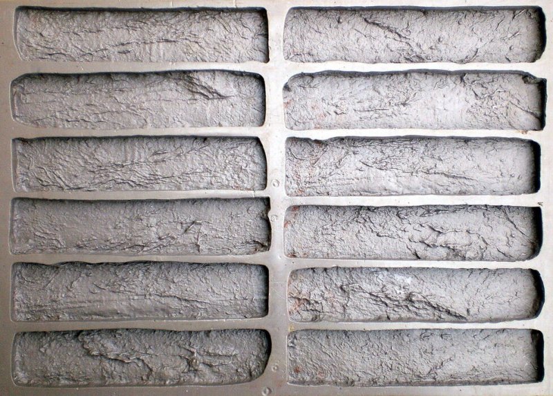 Форма для декоративного кирпича из гипса