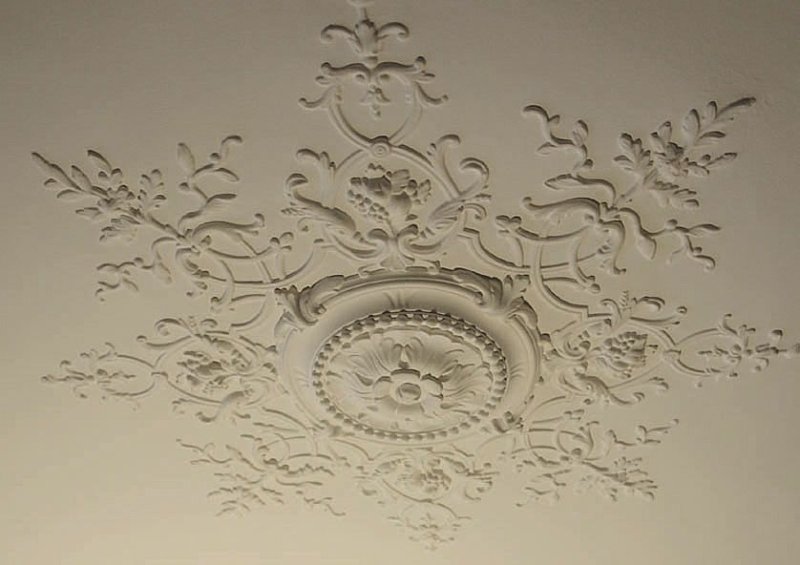 Декоративная штукатурка с трафаретом на стенах