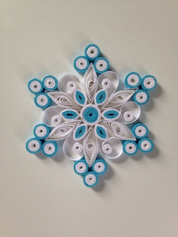 Снежинки в стиле квиллинг