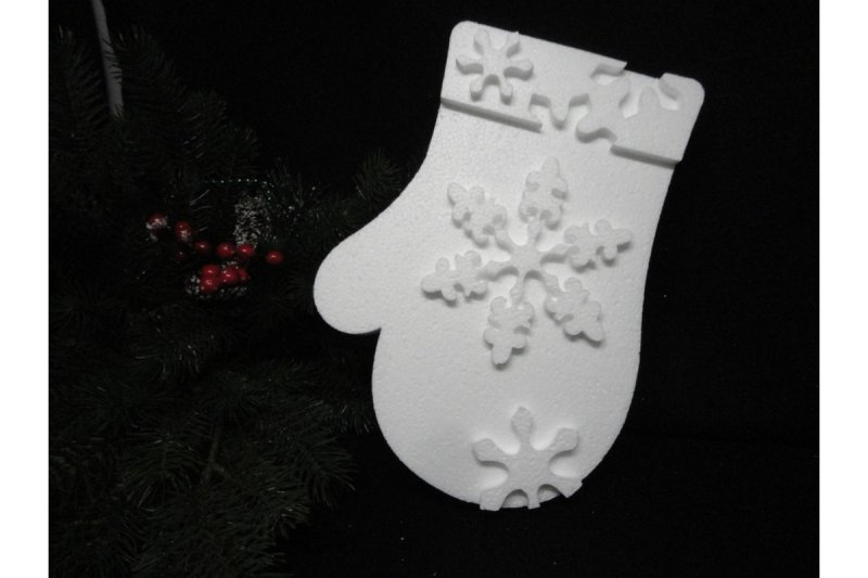 Новогодняя варежка из пенопласта