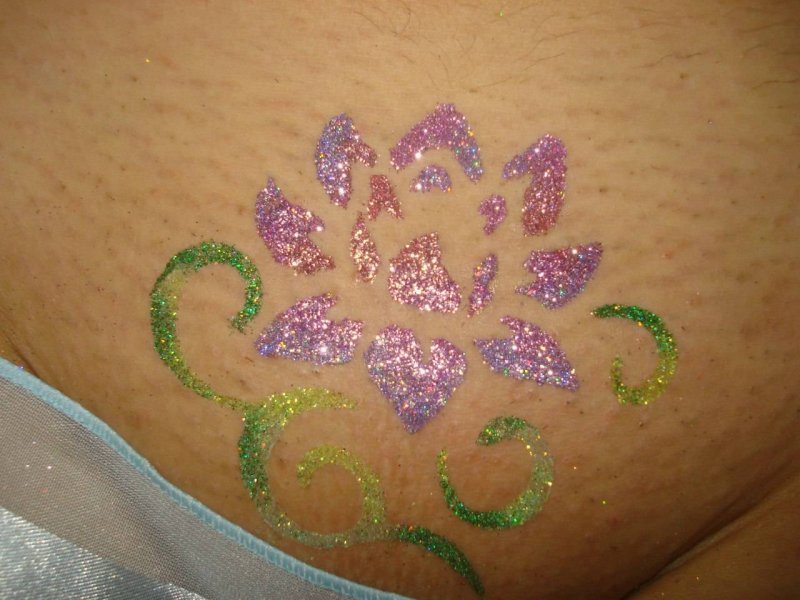 Стрижка бикини женская