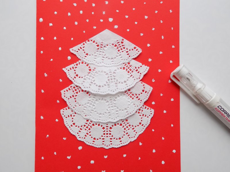 Елка из кружевных бумажных салфеток