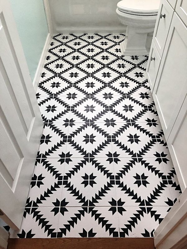 Покраска пола в ванной с трафаретом