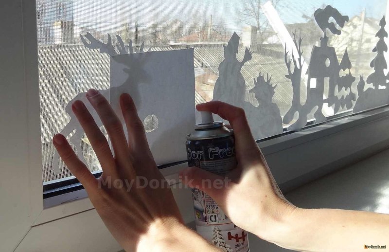 Рисунки из искусственного снега на окне