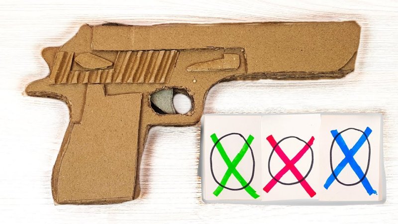 Пистолет из картона с перезарядкой