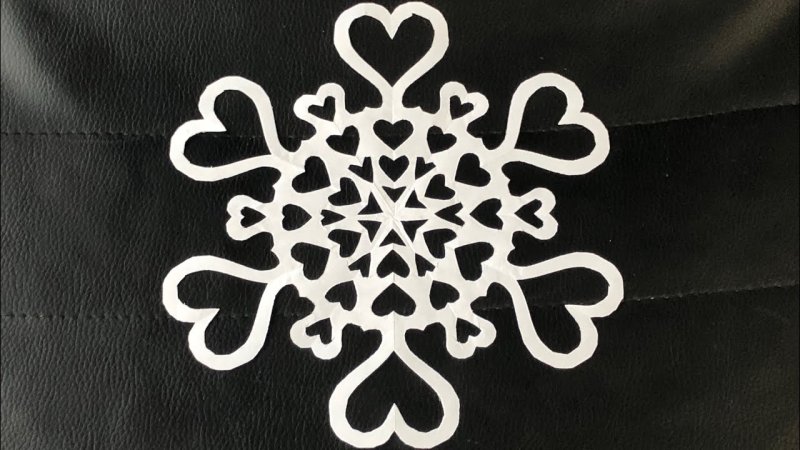 Снежинки вырезать сердечки