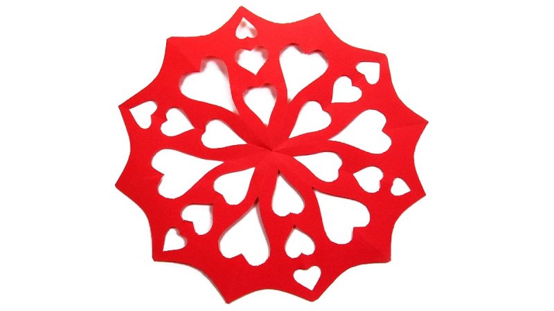 Снежинки в форме сердечек из бумаги