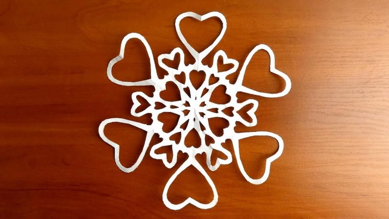 Снежинки в форме сердечек из бумаги