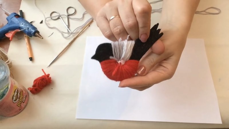 Снегирь из ниток