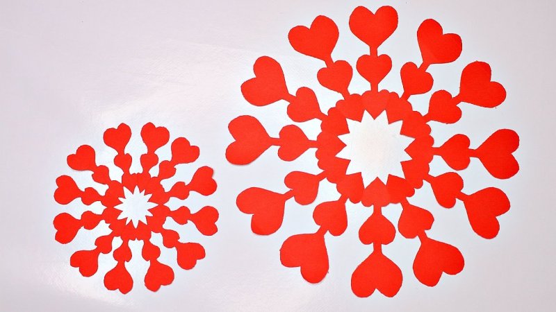Снежинки из бумаги в виде сердечек
