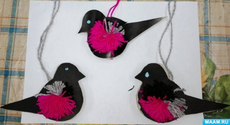 Снегирь из картона и пряжи