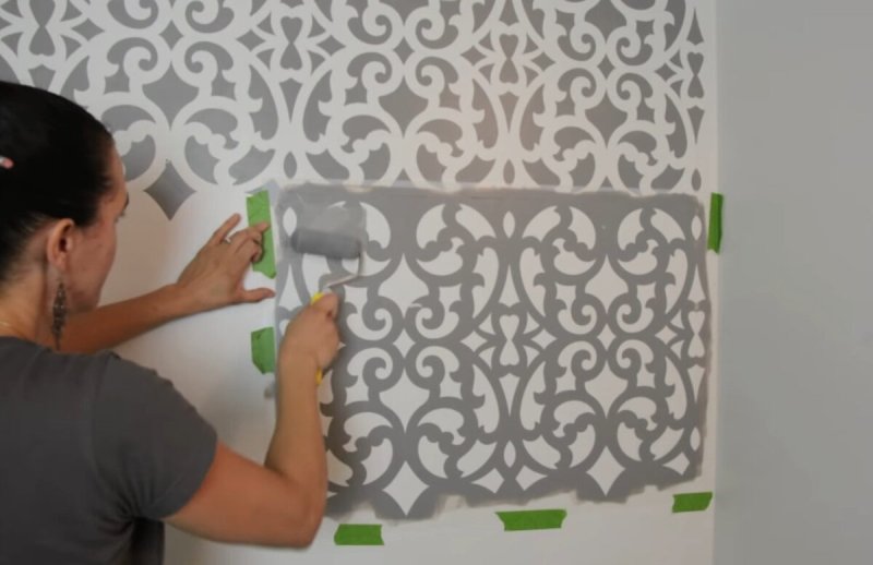 Нанесение трафарета на стену