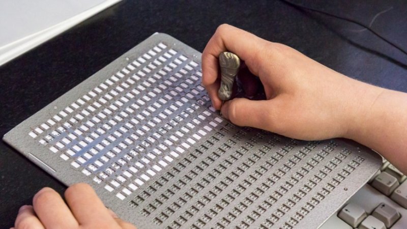 Прибор Брайля для слепых