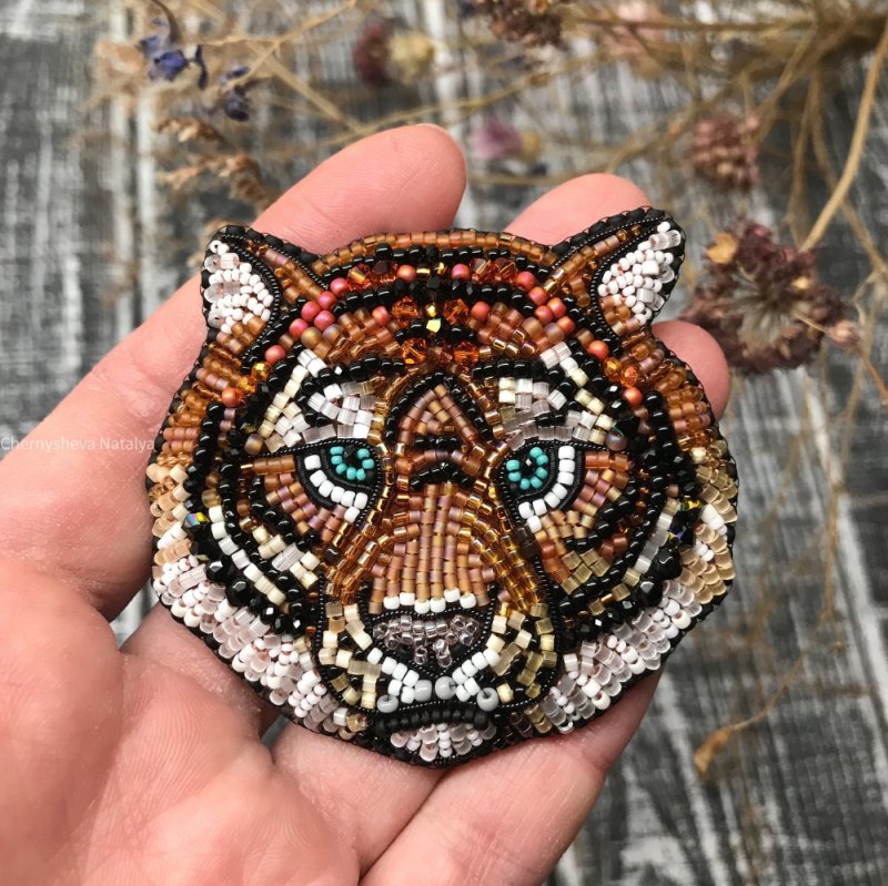 Брошка тигр из бисера