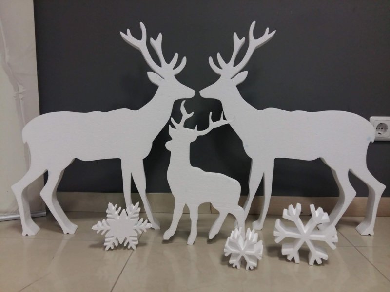 Новогодний олень из пенопласта