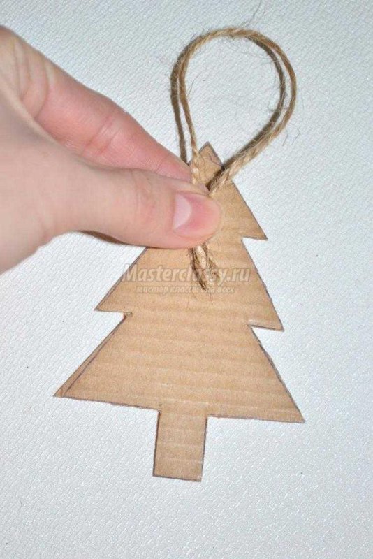 Новогодние игрушки из картона и бечевки