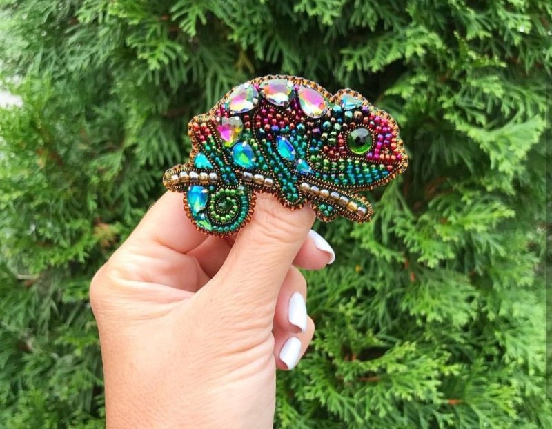 Вышитая брошь из бисера хамелеон