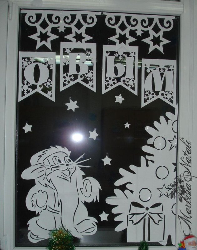 Композиции из вытынанок на окнах