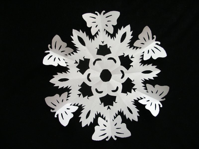 Снежинки из бумаги