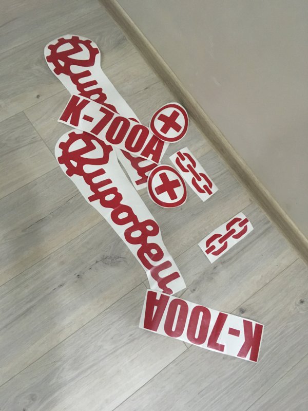 Кировец к700 а шильдик