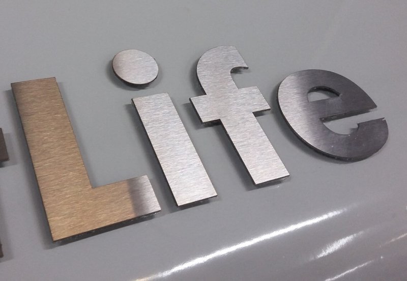 Объемные металлические буквы