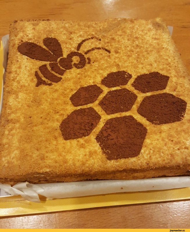 Торт медовый с пчелами