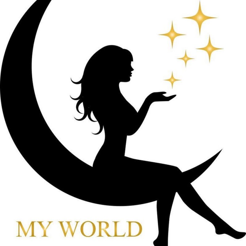 Девушка сидит на полумесяце