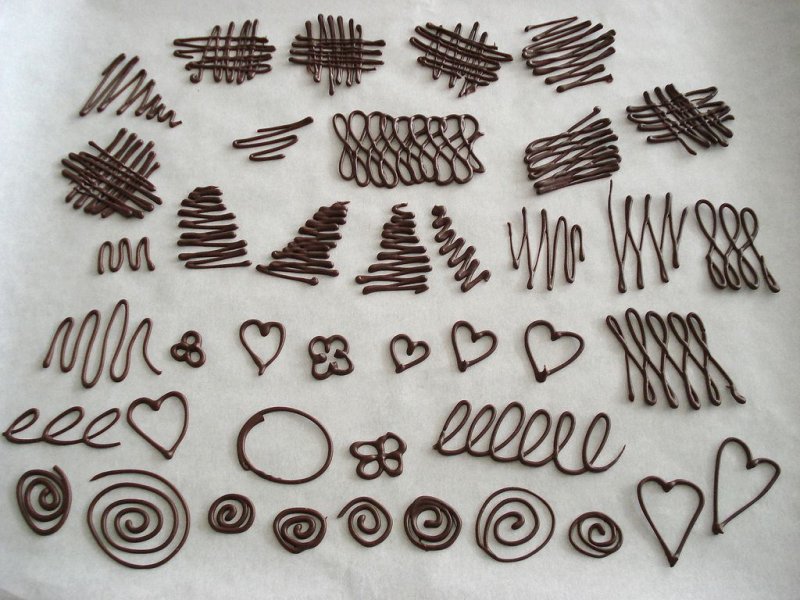 Рисование шоколадом на торте