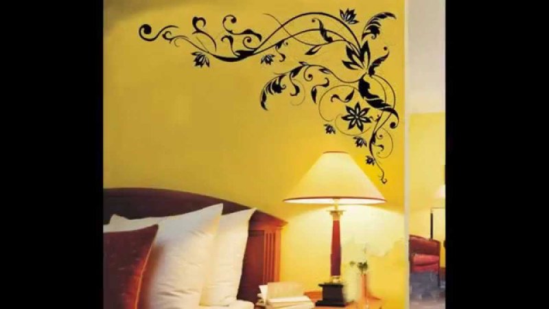 Узоры на желтых стенах