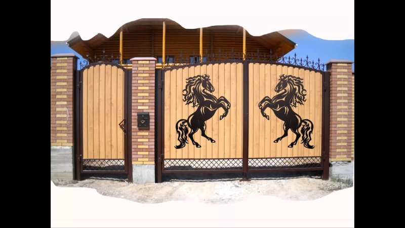 Деревянные ворота с узорами