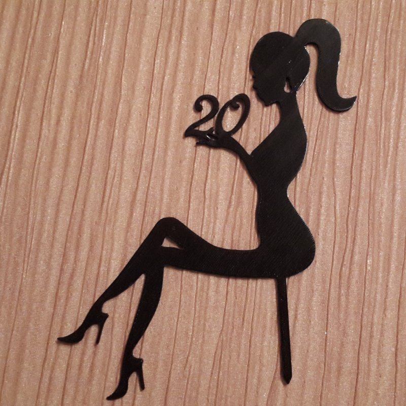 Силуэт сидящей девушки