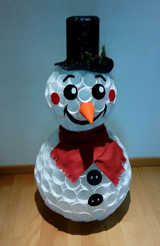 Снеговик из стаканчиков одноразовых