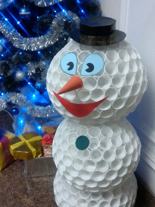 Снеговик из белых стаканчиков