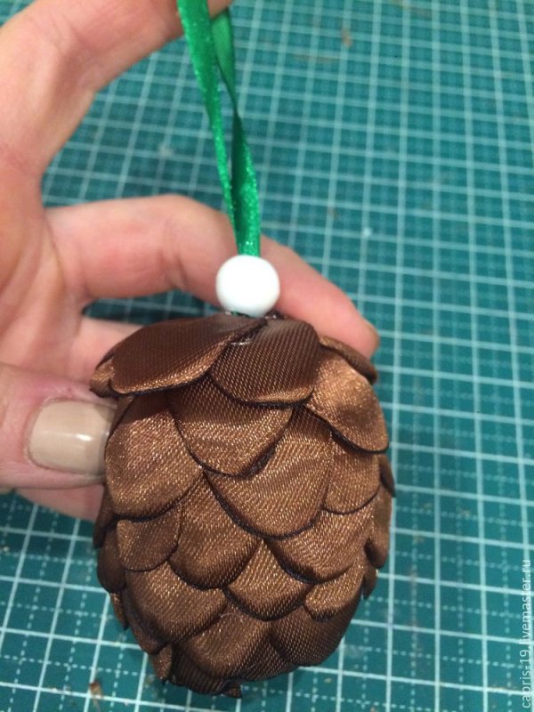 Шишка из бумаги на елку