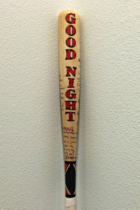 Надписи на бите Харли Квин