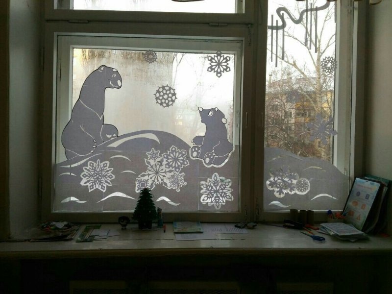 Окна оформленные вытынанками к новому году