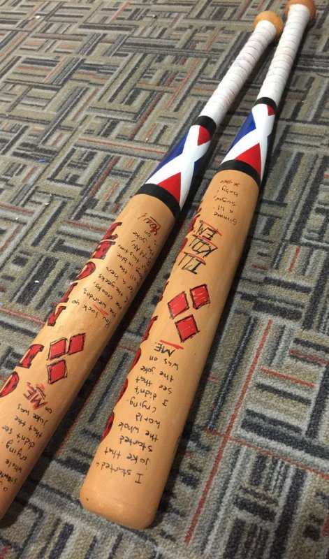 Надписи на бите Харли Квин