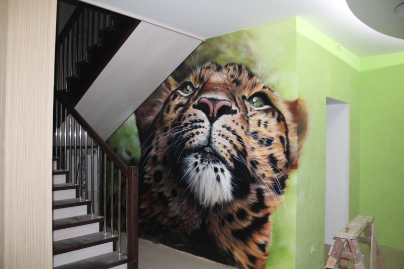 Аэрография на стене в квартире