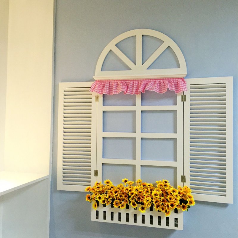 Декоративное окно на стене