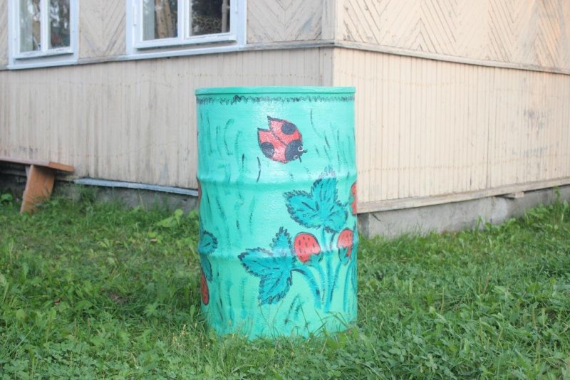 Разрисованные бочки на даче
