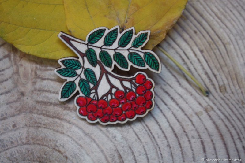 Брошь из дерева