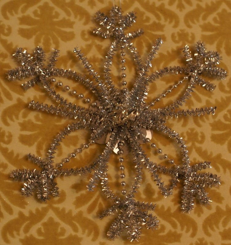 Снежинки из мишуры на проволоке