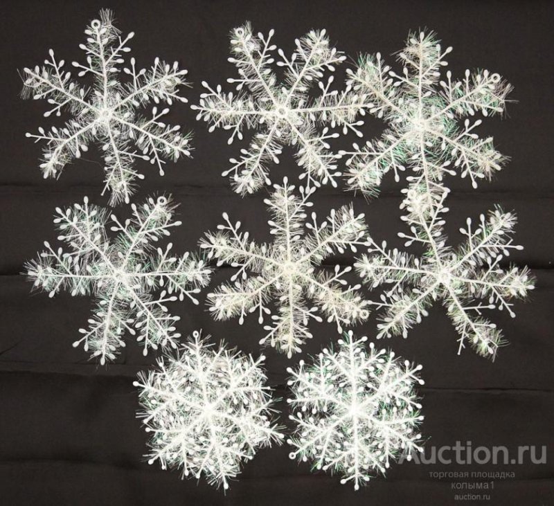 Большие снежинки из мишуры