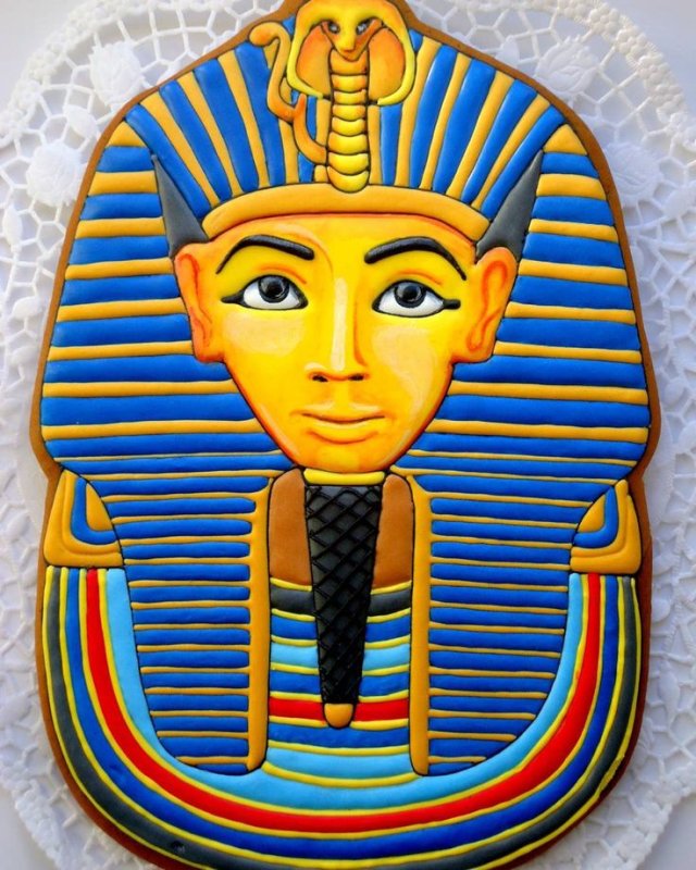 Маска Тутанхамона в цвете