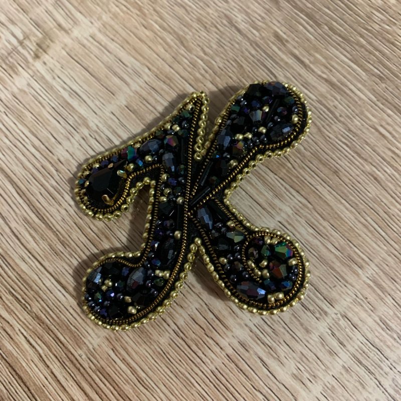 Брошь буква а