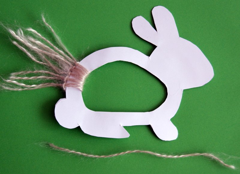 Поделка из ниток на картоне