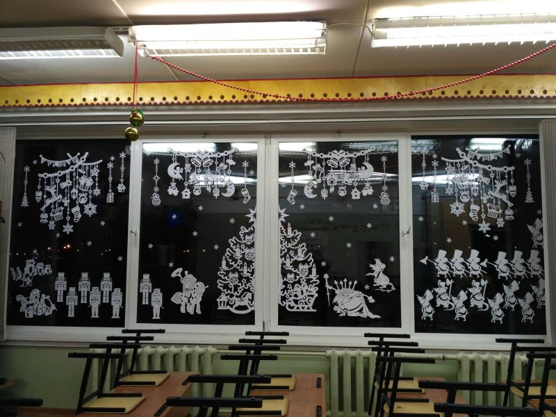 Сюжетные украшения на окна школы